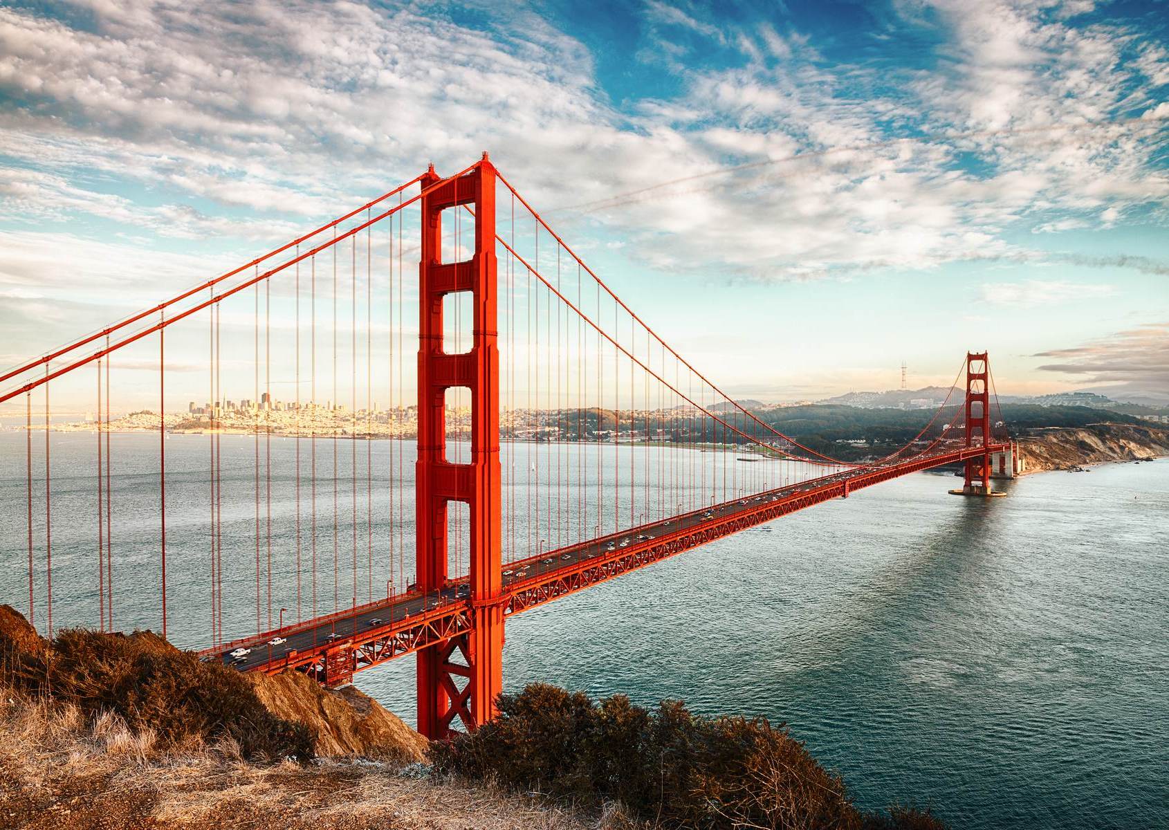 Podul Golden Gate peste golful San Francisco la răsărit