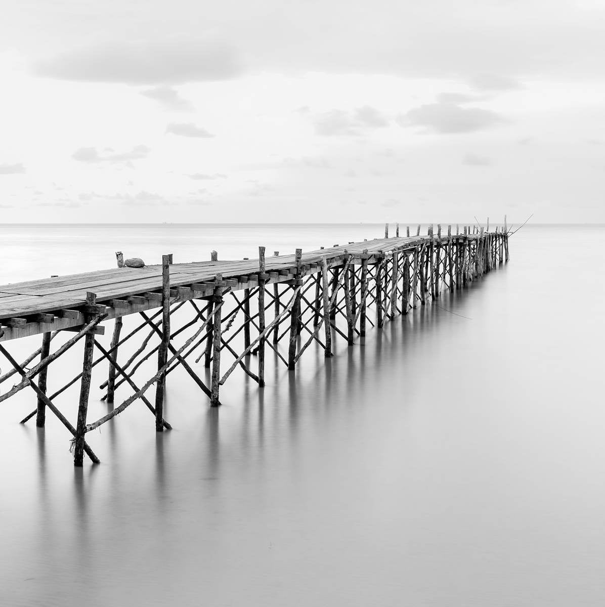 Pontoon pe apă calmă