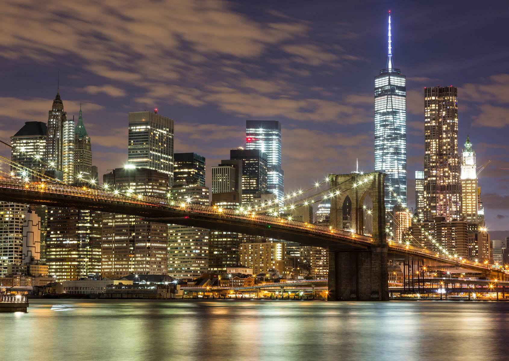 Podul Brooklyn și panorama Manhattanului luminată noaptea