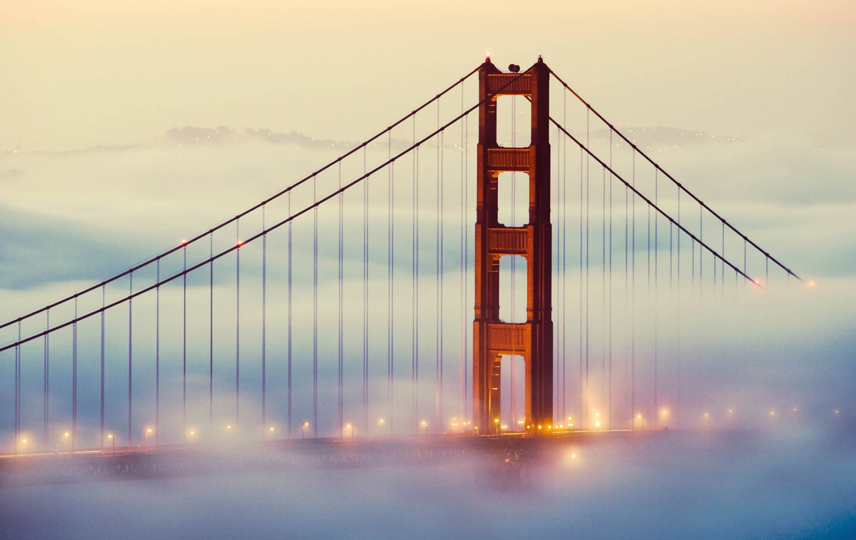 Golden Gate în ceață colorată