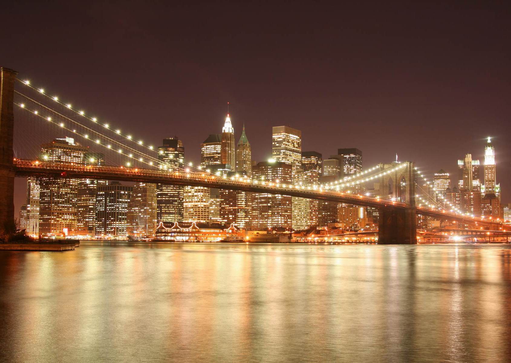 Pod Brooklyn luminat noaptea