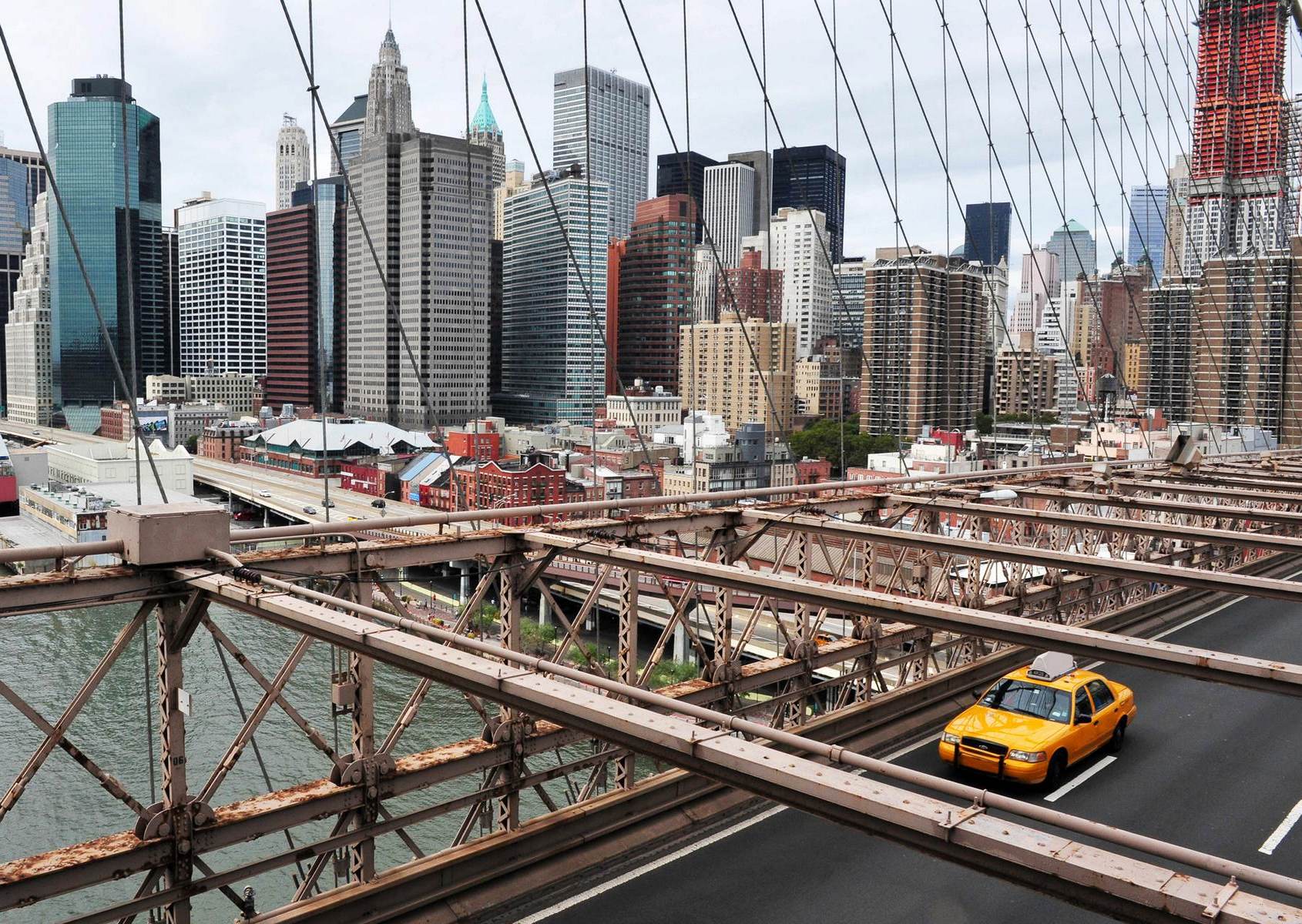 Podul Brooklyn cu taxi galben și panorama Manhattanului
