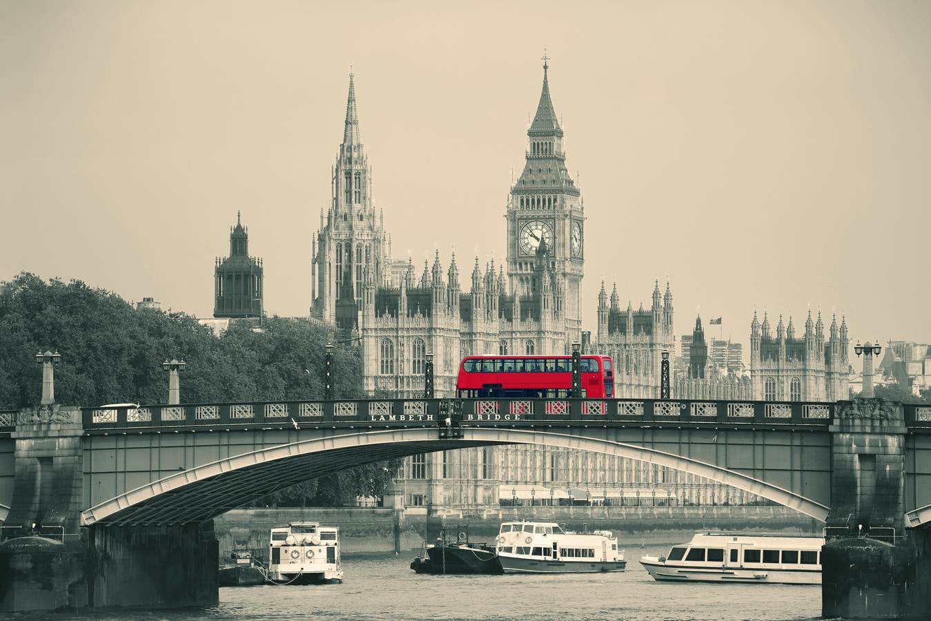 Autobuz roșu pe pod londonez