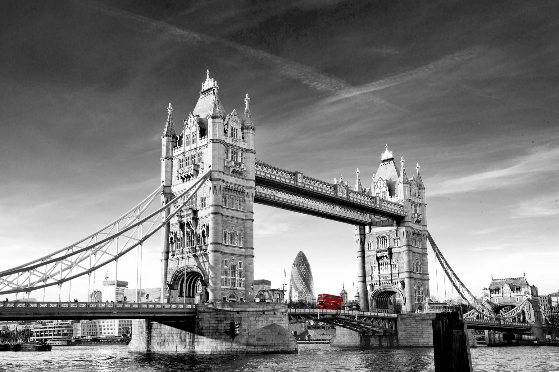 Tower bridge în peisaj alb-negru
