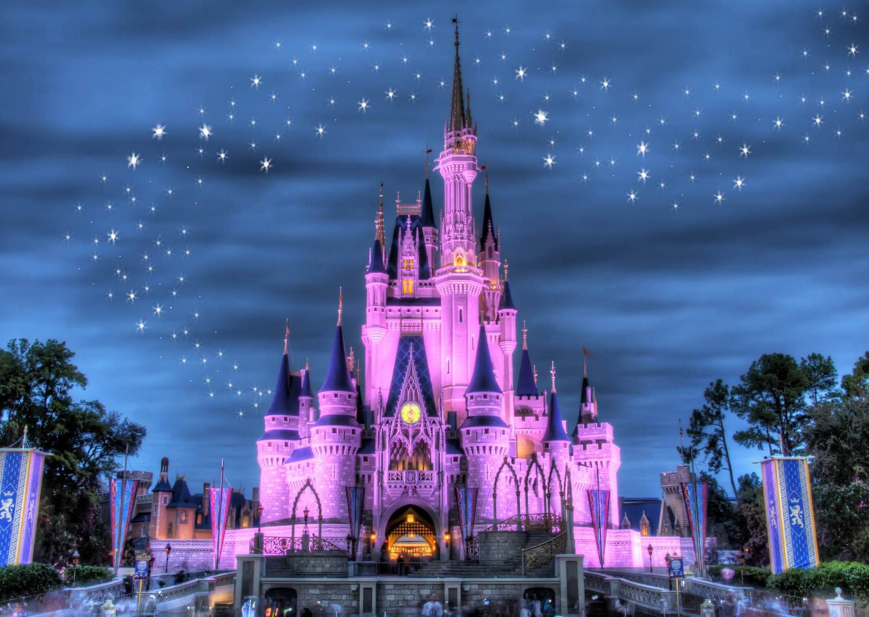 Castel Disney luminat noaptea