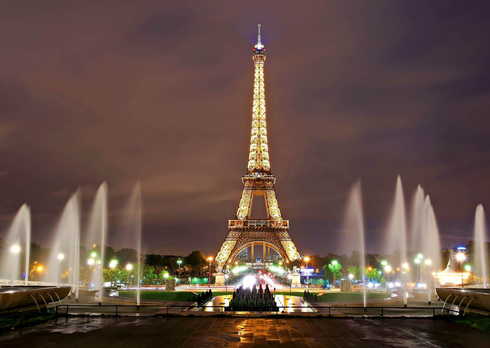 Turnul Eiffel noaptea cu fântâni