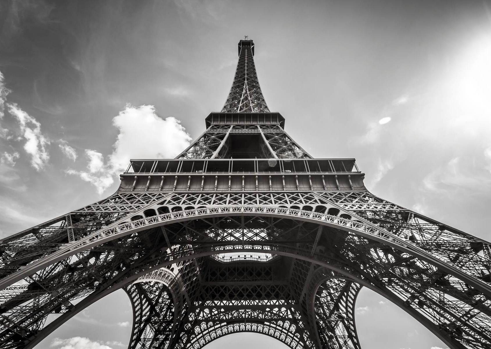 Turnul eiffel văzut de jos