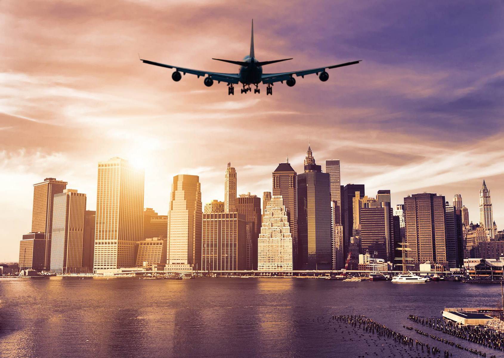 Avion deasupra orașului la apus