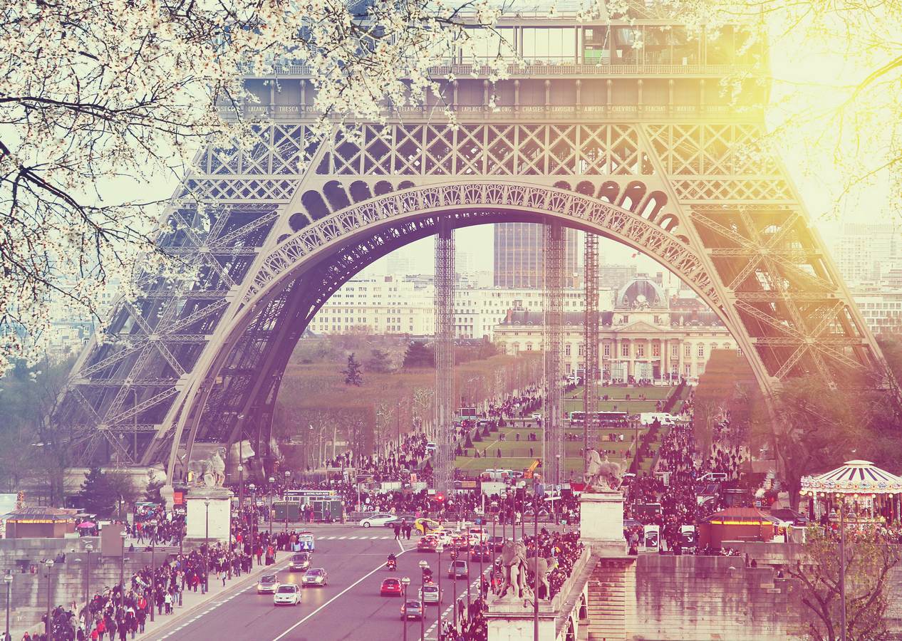 Turnul Eiffel cu efect luminos vintage