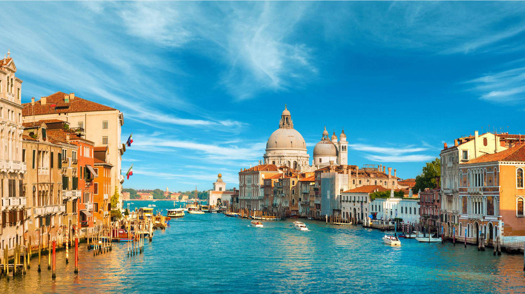 Canal venețian în tonuri luminoase