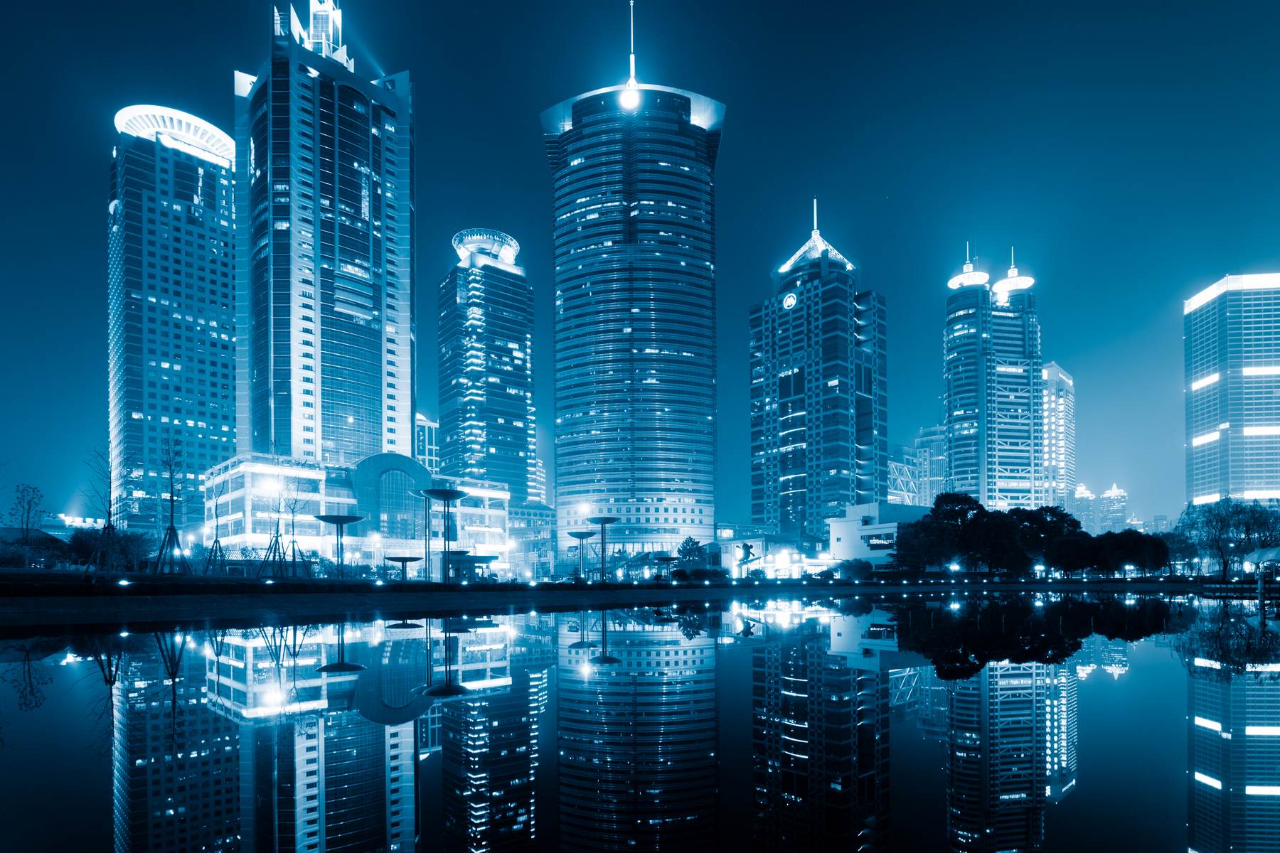 Oraș modern luminat în albastru