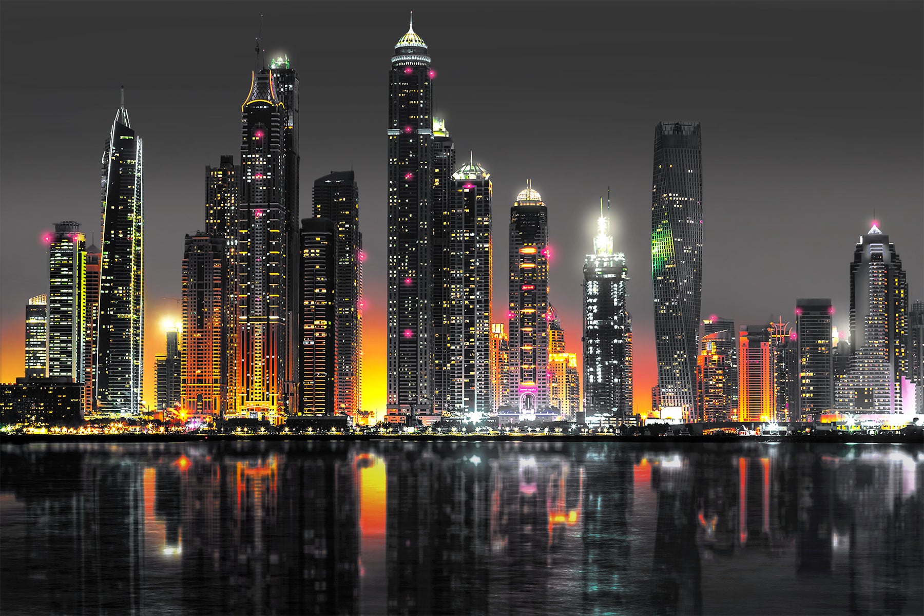 Dubai nocturn cu lumini aurii
