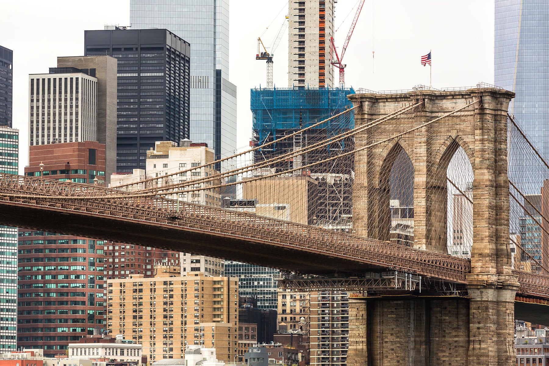 Podul Brooklyn între zgârie-norii