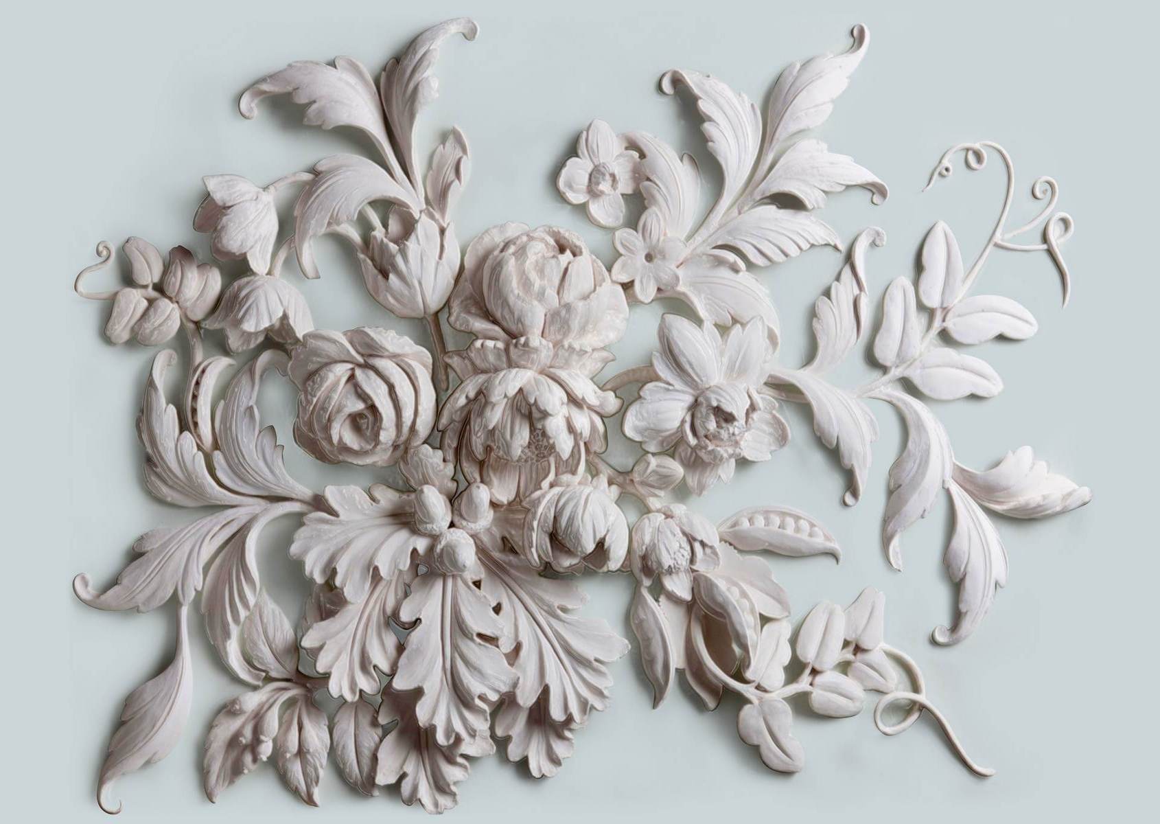 Relief floral alb pe fundal gri