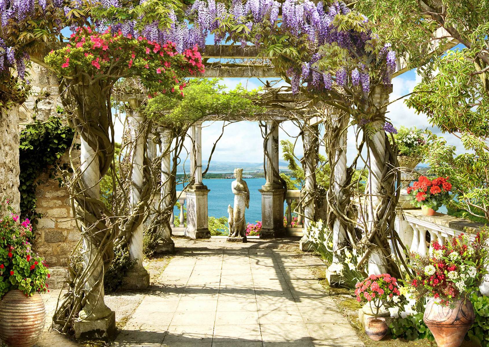 Pergolă florală cu vedere spre mare