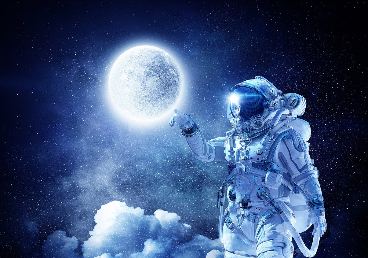 Astronaut luminând Luna