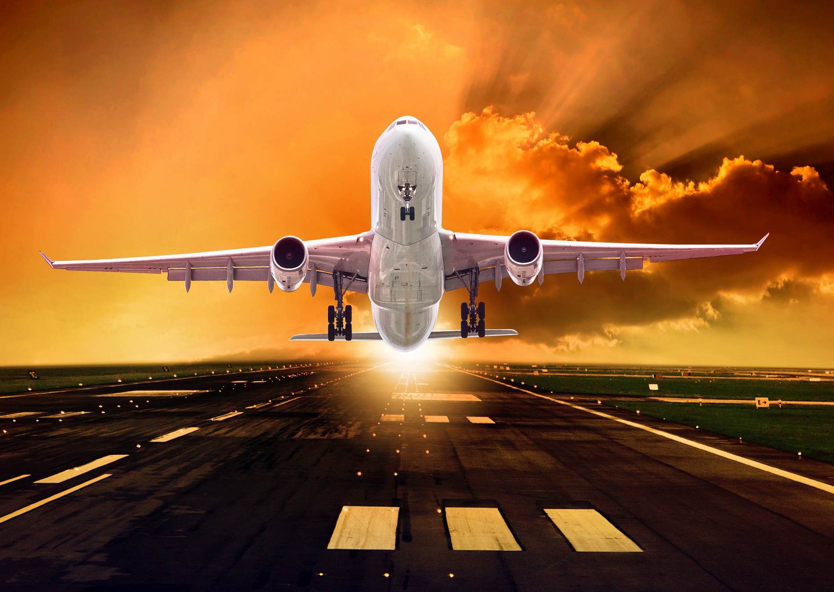 Avion la decolare pe apus