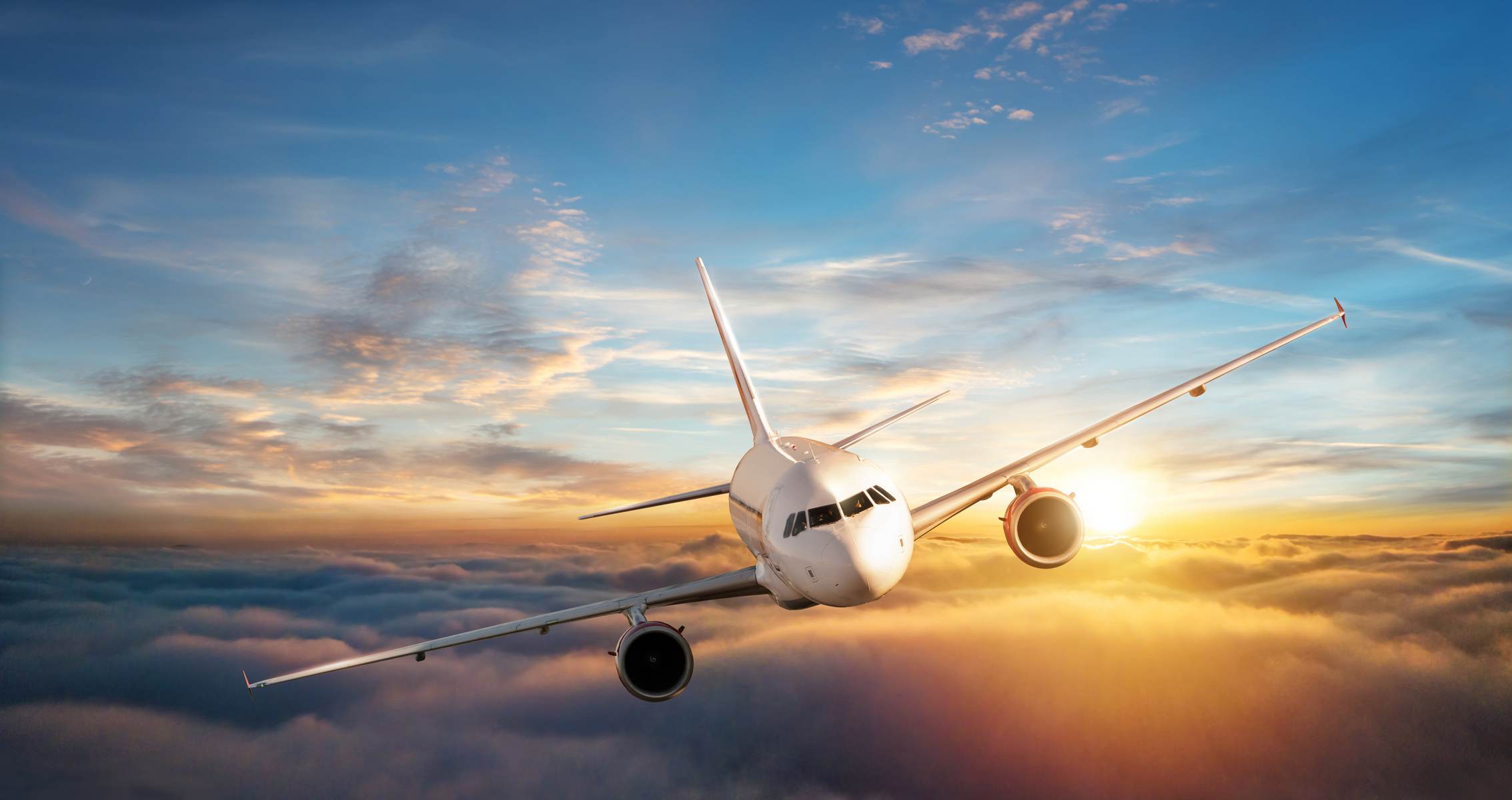 Avion deasupra norilor
