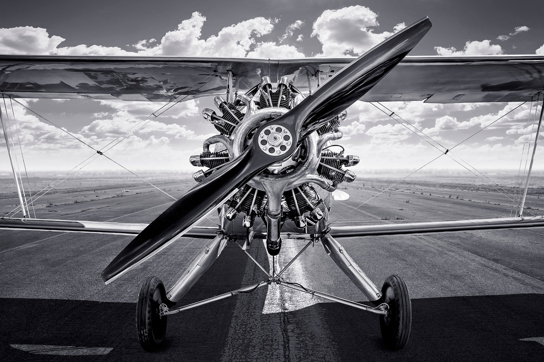 Avion vintage pe pistă