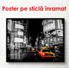 Poster - Taxi galben în orașul de noapte, 90 x 60 см, Poster înrămat, Alb Negru