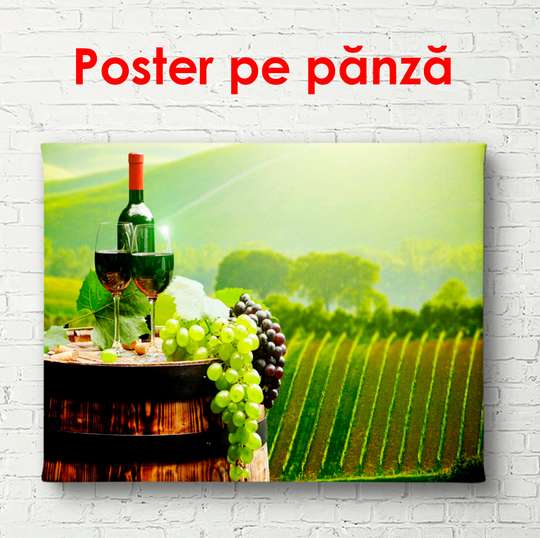 Постер - Бутылка вина на фоне зеленого виноградника, 90 x 60 см, Постер в раме, Еда и Напитки