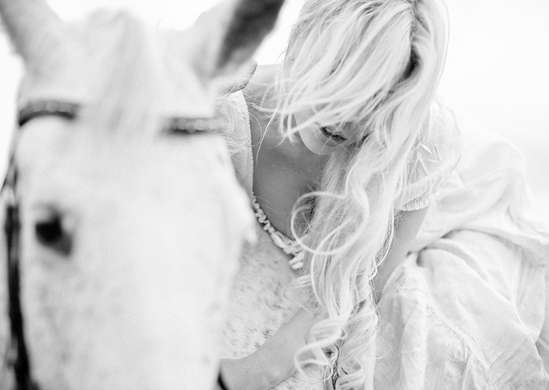 Фотообои - Девушка и белая лошадь.