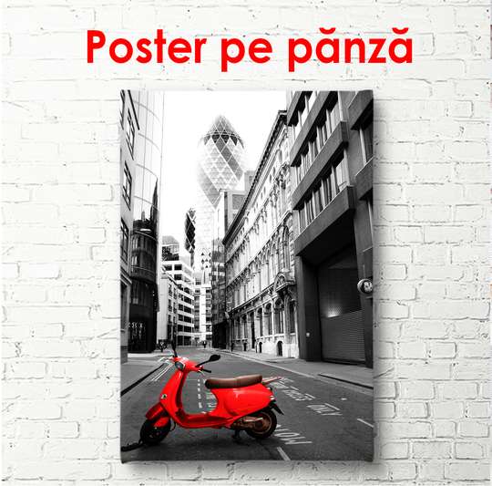 Poster - Moped roșu în orașul alb-negru, 60 x 90 см, Poster înrămat, Alb Negru