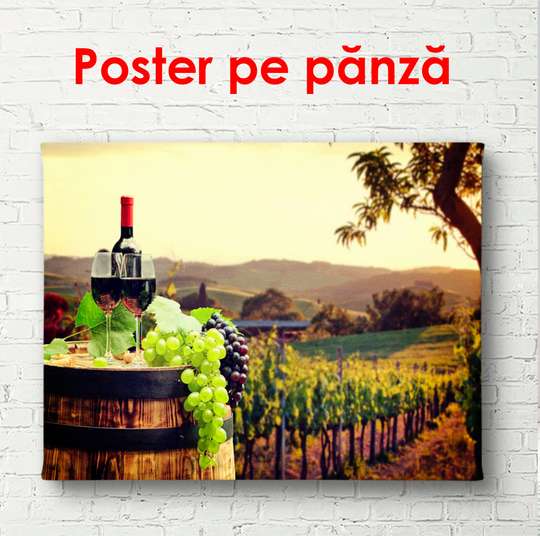 Постер - Бутылка вина на фоне зеленого виноградника на закате, 90 x 60 см, Постер в раме, Еда и Напитки