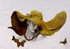 Fototapet 3D - Doamna cu palarie galben închis pe fundal cu fluturasi