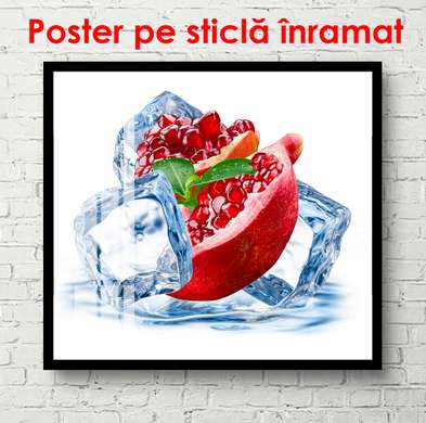 Постер - Красный гранат с кубиками льда на белом фоне, 100 x 100 см, Постер в раме, Еда и Напитки