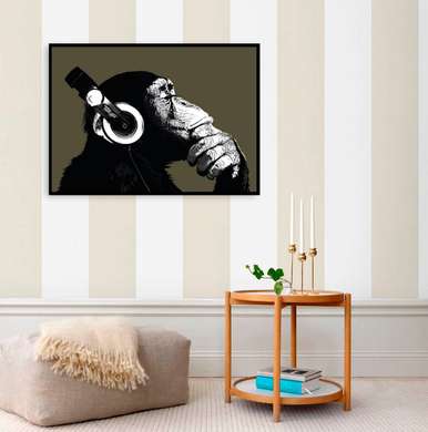 Poster - Maimuța cu casti pe un fundal negru, 90 x 60 см, Poster înrămat, Alb Negru