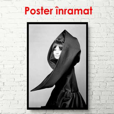 Poster - Audrey Hepburn într-o capă neagră, 60 x 90 см, Poster înrămat, Persoane Celebre