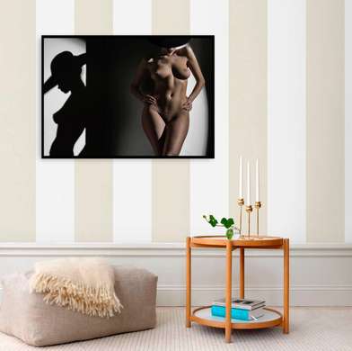 Poster - Fata în pălărie lângă perete, 90 x 60 см, Poster înrămat, Nude