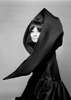 Poster - Audrey Hepburn într-o capă neagră, 60 x 90 см, Poster înrămat, Persoane Celebre