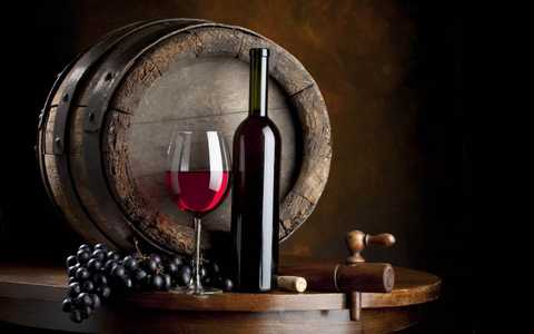 Verres De Vin Rouge Et Blanc Sur Le Tonneau En Bois Avec Fond De Ciel