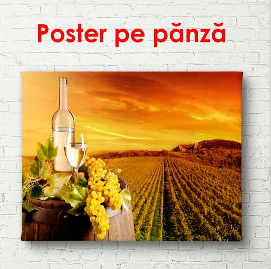 Постер - Бутылка вина с виноградом на фоне виноградника на закате, 90 x 60 см, Постер в раме, Еда и Напитки