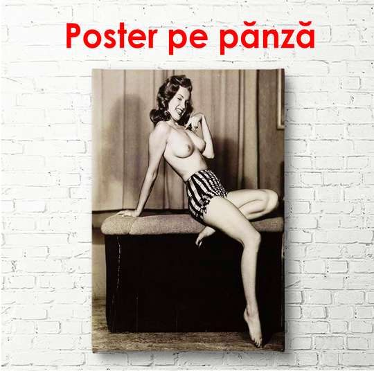 Poster - Femeie cu pantaloni scurți stând pe masă., 60 x 90 см, Poster înrămat