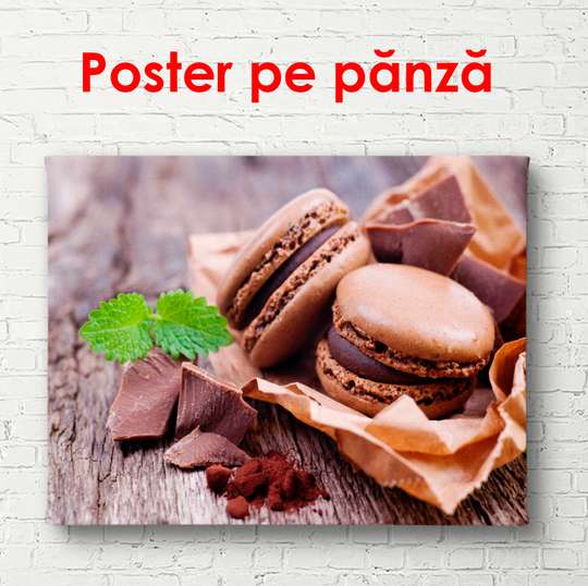 Poster - Biscuiți cu macaron de ciocolată pe masă, 90 x 60 см, Poster înrămat, Alimente și Băuturi