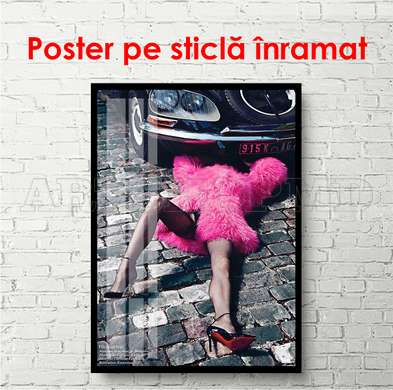 Poster - Fată care repară o mașină, 30 x 45 см, Panza pe cadru, Diverse