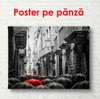 Poster - Umbrela roșie într-un oraș alb-negru, 90 x 60 см, Poster înrămat, Alb Negru