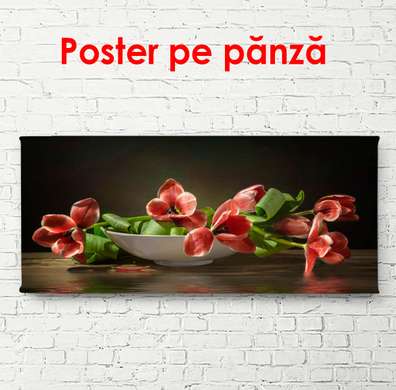 Poster - Lalele roșii pe o masă într-o vază, 90 x 45 см, Poster înrămat