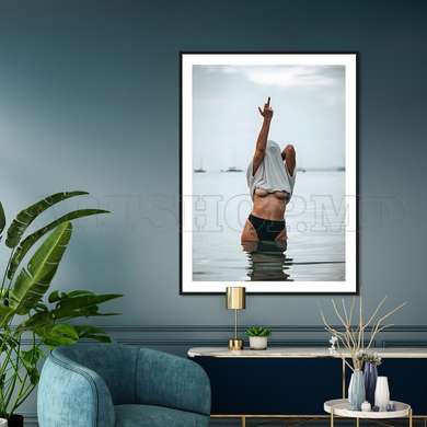 Poster - Femeie in tricou gri, 60 x 90 см, Poster inramat pe sticla, Nude