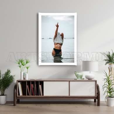 Poster - Femeie in tricou gri, 60 x 90 см, Poster inramat pe sticla, Nude