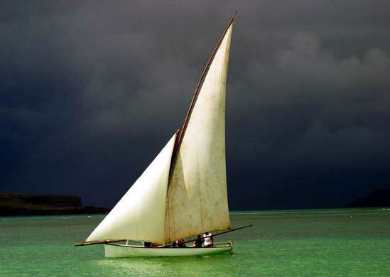 Fototapet - O barcă cu pânze albe pe apă