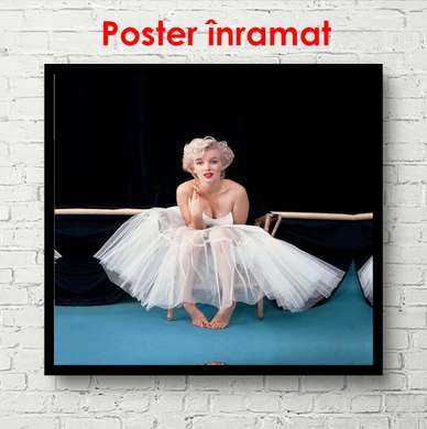 Poster - Marilyn Monroe într-o rochie, așezată pe podea, 100 x 100 см, Poster înrămat, Persoane Celebre