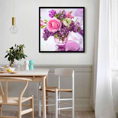 Постер - Фиолетовые цветы в вазе на столе, 100 x 100 см, Постер на Стекле в раме, Натюрморт