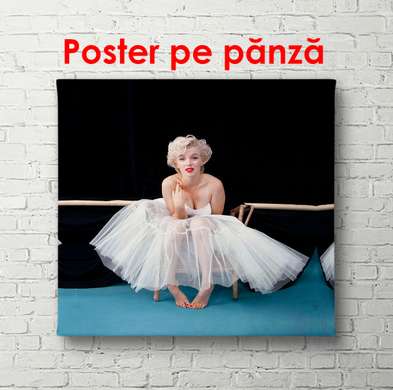 Постер - Мэрилин Монро в платье сидит на полу, 100 x 100 см, Постер в раме, Личности