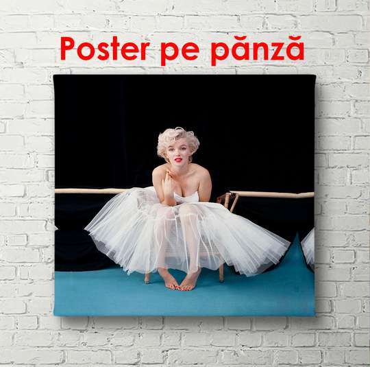 Poster, Marilyn Monroe într-o rochie, așezată pe podea, 100 x 100 см, Poster înrămat
