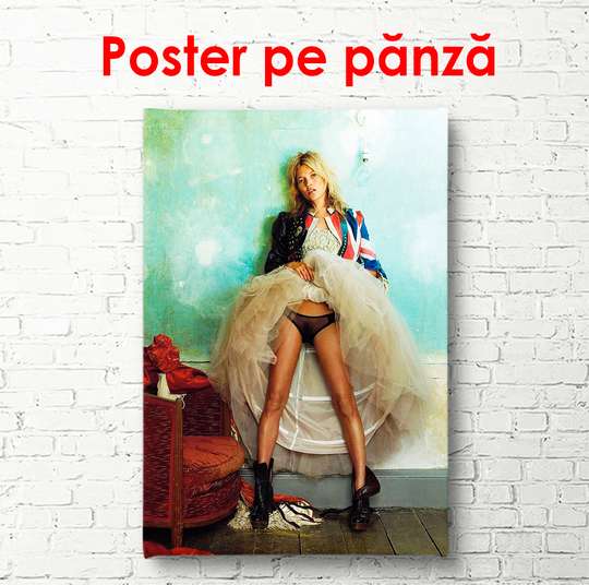 Poster, Kate Moss într-o fustă lângă perete, 60 x 90 см, Poster înrămat