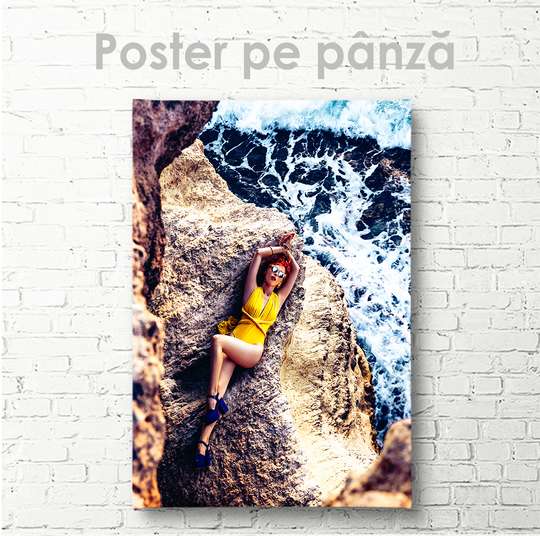 Poster - Fată într-un costum de baie galben, 30 x 45 см, Panza pe cadru